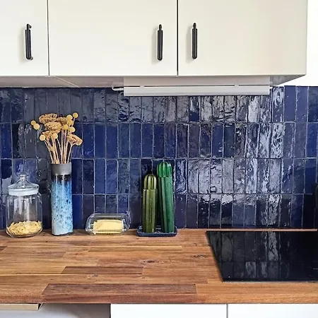 Sunny & Stylish 2-bedroom In Viet-namese District 파리