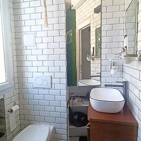 Sunny & Stylish 2-bedroom In Viet-namese District *